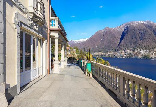 Elegante, historische woning van 470 m² verdeeld over vier verdiepingen, met een terrastuin van 1500 m², een apart bijgebouw van 80 m² en een oprit met een garage van 50 m². Image 1