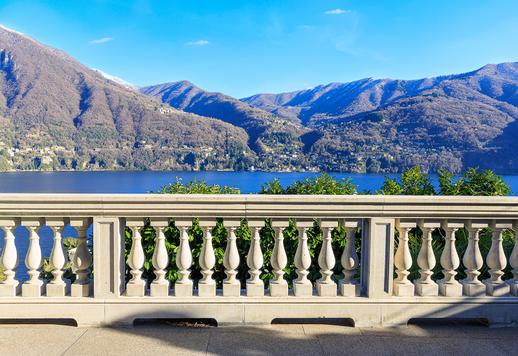 Elegante, historische woning van 470 m² verdeeld over vier verdiepingen, met een terrastuin van 1500 m², een apart bijgebouw van 80 m² en een oprit met een garage van 50 m². Image 2