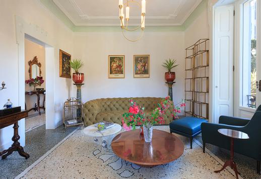 Elegante, historische woning van 470 m² verdeeld over vier verdiepingen, met een terrastuin van 1500 m², een apart bijgebouw van 80 m² en een oprit met een garage van 50 m². Image 9