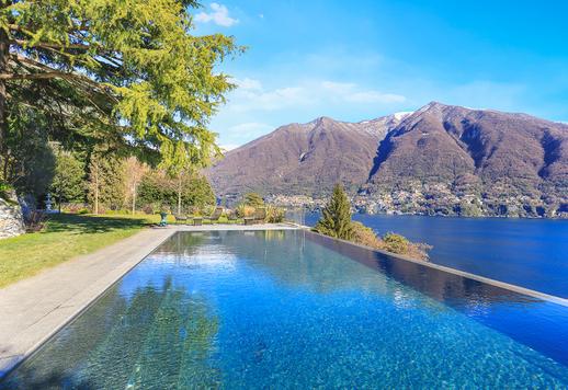 Elegante, historische woning van 470 m² verdeeld over vier verdiepingen, met een terrastuin van 1500 m², een apart bijgebouw van 80 m² en een oprit met een garage van 50 m². Image 3