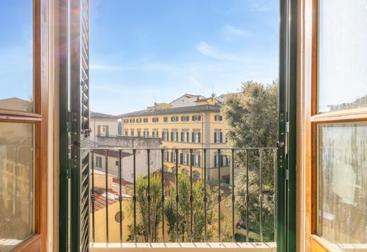 Apartamento com aproximadamente 200 m² brutos no piso principal, com quatro quartos, quatro banheiros, cômodos reformados e vistas deslumbrantes, em um elegante contexto histórico fora da ZTL mais central. Image 5