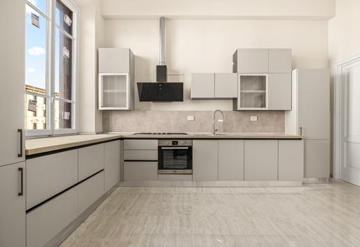 Apartamento com aproximadamente 200 m² brutos no piso principal, com quatro quartos, quatro banheiros, cômodos reformados e vistas deslumbrantes, em um elegante contexto histórico fora da ZTL mais central. Image 4