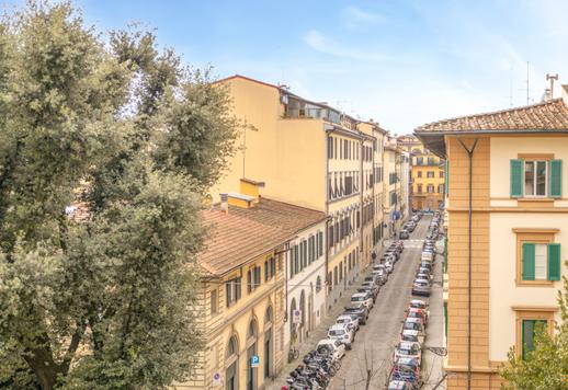 Apartamento com aproximadamente 200 m² brutos no piso principal, com quatro quartos, quatro banheiros, cômodos reformados e vistas deslumbrantes, em um elegante contexto histórico fora da ZTL mais central. Image 7