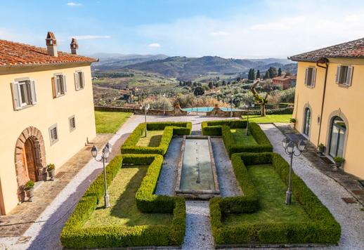 Propriedade com aproximadamente 2.000 m², com piscina panorâmica, jardins em terraços e diversas unidades residenciais construídas em torno de uma vila histórica cuidadosamente restaurada. Image 3