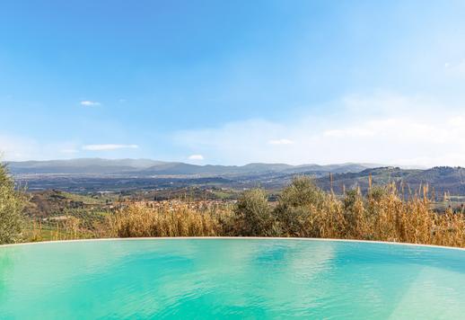 Propriedade com aproximadamente 2.000 m², com piscina panorâmica, jardins em terraços e diversas unidades residenciais construídas em torno de uma vila histórica cuidadosamente restaurada. Image 7