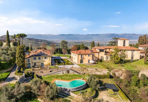 Propriedade com aproximadamente 2.000 m², com piscina panorâmica, jardins em terraços e diversas unidades residenciais construídas em torno de uma vila histórica cuidadosamente restaurada. Image 2