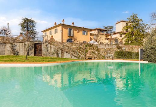 Propriedade com aproximadamente 2.000 m², com piscina panorâmica, jardins em terraços e diversas unidades residenciais construídas em torno de uma vila histórica cuidadosamente restaurada. Image 6