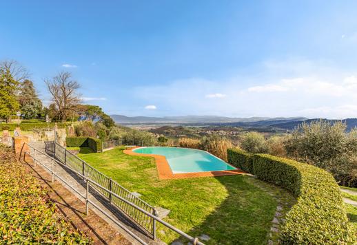 Propriedade com aproximadamente 2.000 m², com piscina panorâmica, jardins em terraços e diversas unidades residenciais construídas em torno de uma vila histórica cuidadosamente restaurada. Image 8