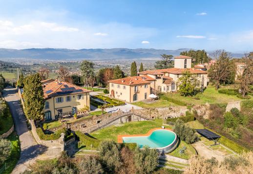 Propriedade com aproximadamente 2.000 m², com piscina panorâmica, jardins em terraços e diversas unidades residenciais construídas em torno de uma vila histórica cuidadosamente restaurada. Image 1