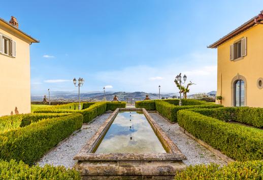Propriedade com aproximadamente 2.000 m², com piscina panorâmica, jardins em terraços e diversas unidades residenciais construídas em torno de uma vila histórica cuidadosamente restaurada. Image 5