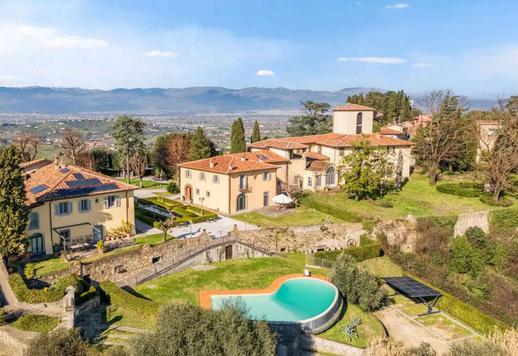 Een landgoed van circa 2.000 m² met een panoramisch zwembad, terrastuinen en diverse wooneenheden, gebouwd rondom een zorgvuldig gerestaureerde historische villa. Image 1