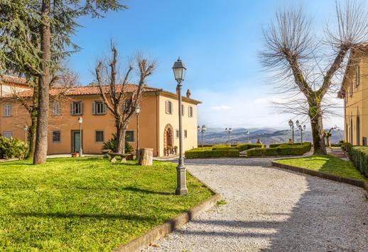 Propriedade com aproximadamente 2.000 m², com piscina panorâmica, jardins em terraços e diversas unidades residenciais construídas em torno de uma vila histórica cuidadosamente restaurada. Image 9