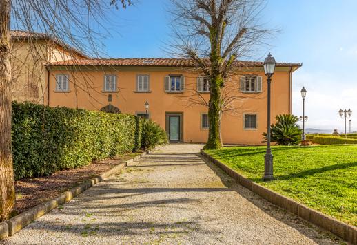 Een landgoed van circa 2.000 m² met een panoramisch zwembad, terrastuinen en diverse wooneenheden, gebouwd rondom een zorgvuldig gerestaureerde historische villa. Image 9
