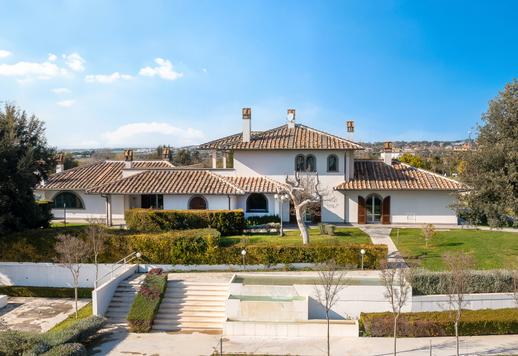 Резиденция 1000 м² на трёх уровнях, расположенная в частном средиземноморском парке площадью 3,5 гектара Image 4