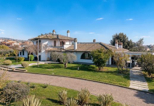 Резиденция 1000 м² на трёх уровнях, расположенная в частном средиземноморском парке площадью 3,5 гектара Image 3