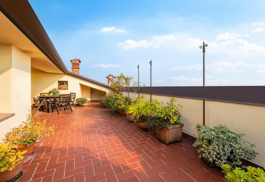 Residenza di circa 140 mq al piano nobile di palazzo rinascimentale restaurato, con due camere, doppi servizi e splendidi affacci sui tetti storici Image 4