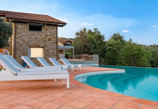 Tre corpi abitativi indipendenti per circa 1000 mq complessivi e sette ettari tra giardino mediterraneo, bosco e terreni con vigneto in produzione da 15.000 bottiglie  Image 2