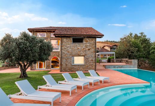 Tre corpi abitativi indipendenti per circa 1000 mq complessivi e sette ettari tra giardino mediterraneo, bosco e terreni con vigneto in produzione da 15.000 bottiglie  Image 1