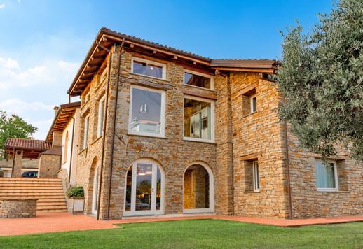 Tre corpi abitativi indipendenti per circa 1000 mq complessivi e sette ettari tra giardino mediterraneo, bosco e terreni con vigneto in produzione da 15.000 bottiglie  Image 9