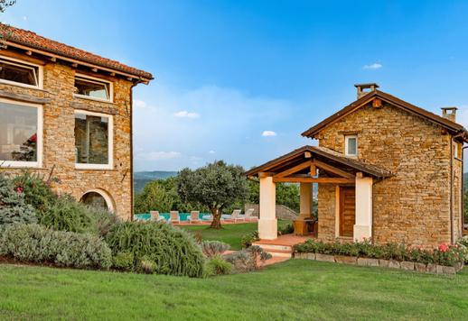 Tre corpi abitativi indipendenti per circa 1000 mq complessivi e sette ettari tra giardino mediterraneo, bosco e terreni con vigneto in produzione da 15.000 bottiglie  Image 6