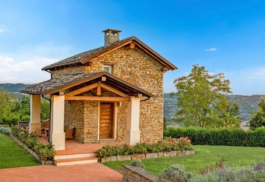 Tre corpi abitativi indipendenti per circa 1000 mq complessivi e sette ettari tra giardino mediterraneo, bosco e terreni con vigneto in produzione da 15.000 bottiglie  Image 8