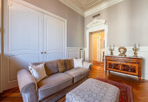 Résidence d'environ 210 m² bruts au troisième étage, avec deux chambres, un bureau, deux salles de bains, des balcons et une cave, dans un immeuble prestigieux du début du XXe siècle avec concierge. Image 8