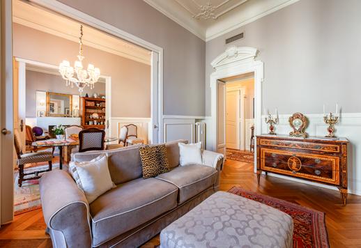 Résidence d'environ 210 m² bruts au troisième étage, avec deux chambres, un bureau, deux salles de bains, des balcons et une cave, dans un immeuble prestigieux du début du XXe siècle avec concierge. Image 6