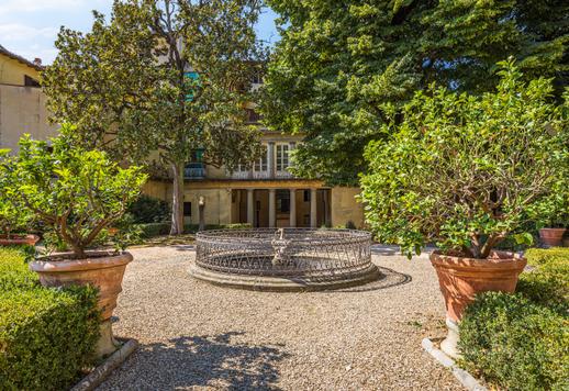 Residenze di altissimo pregio in palazzo storico affrescato con giardino all’italiana Image 7