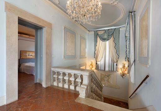 Prestigiosa dimora storica di circa 800 mq su quattro livelli, ristrutturata, con saloni affrescati, corte interna e parco di 1.800 mq Image 7