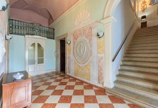 Prestigiosa dimora storica di circa 800 mq su quattro livelli, ristrutturata, con saloni affrescati, corte interna e parco di 1.800 mq Image 5