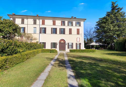 Prestigiosa dimora storica di circa 800 mq su quattro livelli, ristrutturata, con saloni affrescati, corte interna e parco di 1.800 mq Image 2