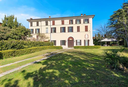 Prestigiosa dimora storica di circa 800 mq su quattro livelli, ristrutturata, con saloni affrescati, corte interna e parco di 1.800 mq Image 1