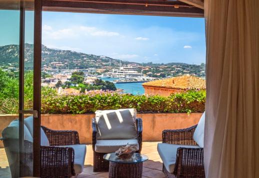 Residenza contemporanea di circa 300 mq su due livelli, completamente ristrutturata, con cinque suite, terrazza panoramica con piscina e affacci aperti sulla baia Image 1