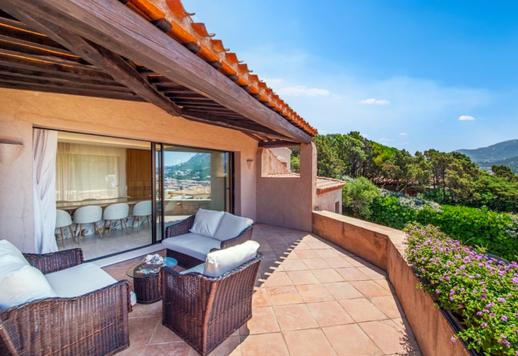 Residenza contemporanea di circa 300 mq su due livelli, completamente ristrutturata, con cinque suite, terrazza panoramica con piscina e affacci aperti sulla baia Image 7