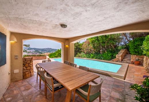 Residenza contemporanea di circa 300 mq su due livelli, completamente ristrutturata, con cinque suite, terrazza panoramica con piscina e affacci aperti sulla baia Image 5