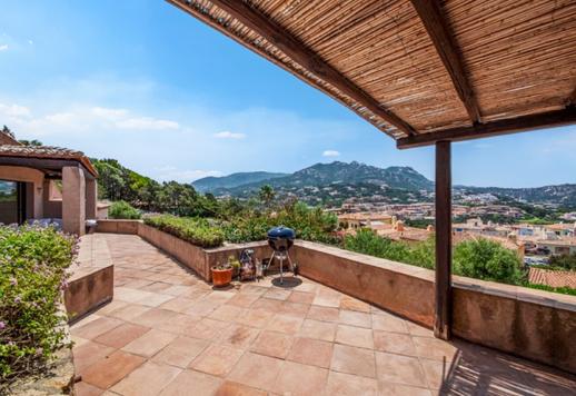 Residenza contemporanea di circa 300 mq su due livelli, completamente ristrutturata, con cinque suite, terrazza panoramica con piscina e affacci aperti sulla baia Image 9