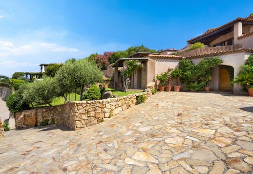 Residenza contemporanea di circa 300 mq su due livelli, completamente ristrutturata, con cinque suite, terrazza panoramica con piscina e affacci aperti sulla baia Image 3