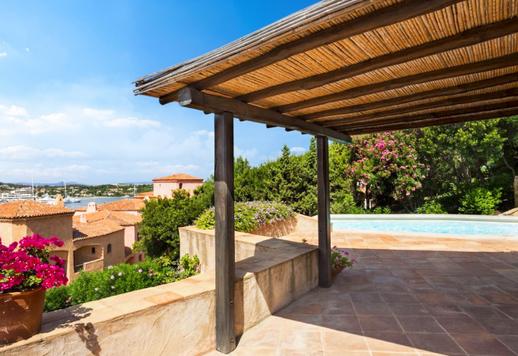 Residenza contemporanea di circa 300 mq su due livelli, completamente ristrutturata, con cinque suite, terrazza panoramica con piscina e affacci aperti sulla baia Image 8