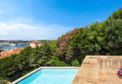 Residenza contemporanea di circa 300 mq su due livelli, completamente ristrutturata, con cinque suite, terrazza panoramica con piscina e affacci aperti sulla baia Image 2