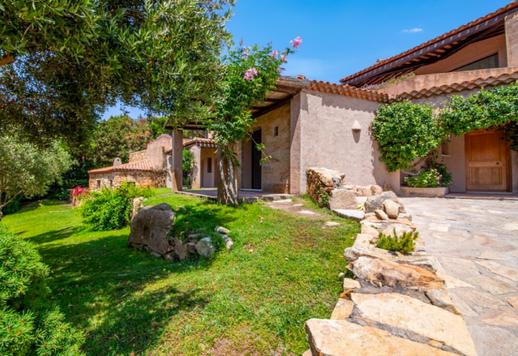 Residenza contemporanea di circa 300 mq su due livelli, completamente ristrutturata, con cinque suite, terrazza panoramica con piscina e affacci aperti sulla baia Image 4