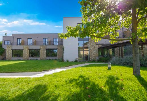 Esclusiva struttura di circa 800 mq lordi con diciotto camere, area wellness completa, giardino privato e parcheggio riservato nel cuore della campagna toscana Image 1