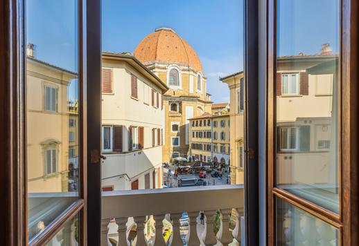 Nieruchomość o powierzchni 140 m² na parterze odrestaurowanego renesansowego budynku, z dwiema sypialniami, dwiema łazienkami i wspaniałym widokiem na zabytkowe dachy. Image 5