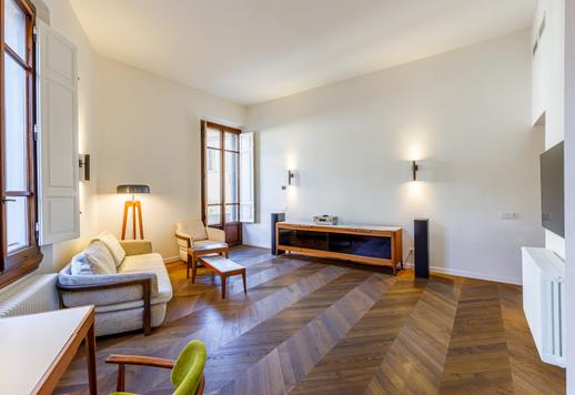 Nieruchomość o powierzchni 140 m² na parterze odrestaurowanego renesansowego budynku, z dwiema sypialniami, dwiema łazienkami i wspaniałym widokiem na zabytkowe dachy. Image 2