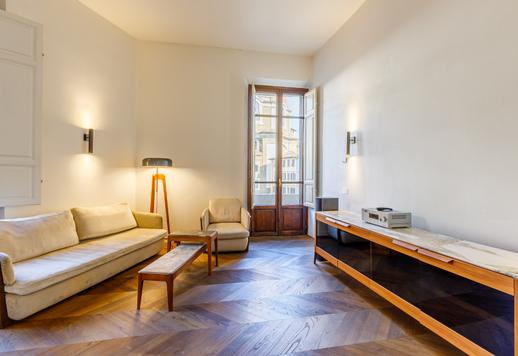 Nieruchomość o powierzchni 140 m² na parterze odrestaurowanego renesansowego budynku, z dwiema sypialniami, dwiema łazienkami i wspaniałym widokiem na zabytkowe dachy. Image 3