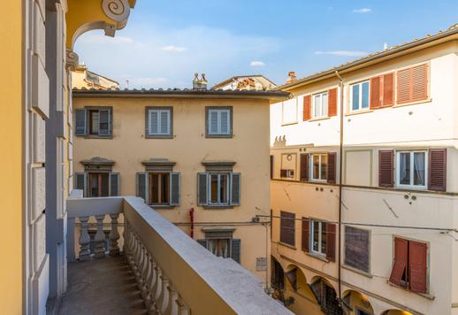 Nieruchomość o powierzchni 140 m² na parterze odrestaurowanego renesansowego budynku, z dwiema sypialniami, dwiema łazienkami i wspaniałym widokiem na zabytkowe dachy. Image 7