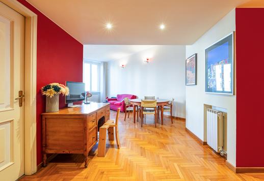 Elegante residenza di circa 96 mq lordi al terzo piano, con ampio soggiorno angolare, camera con cabina armadio, doppi servizi e cantina in stabile con portineria e ascensore Image 3