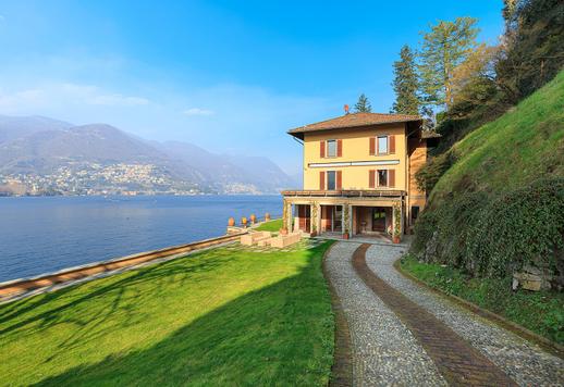 Dimora di rappresentanza con accesso diretto al primo bacino del Lario e 8.000 mq di parco Image 3