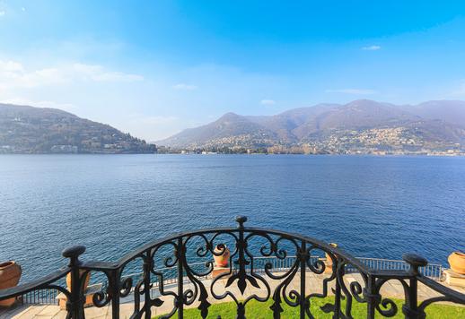 Repräsentative Residenz mit direktem Zugang zum ersten Becken des Comer Sees und 8.000 qm Parkanlage Image 1