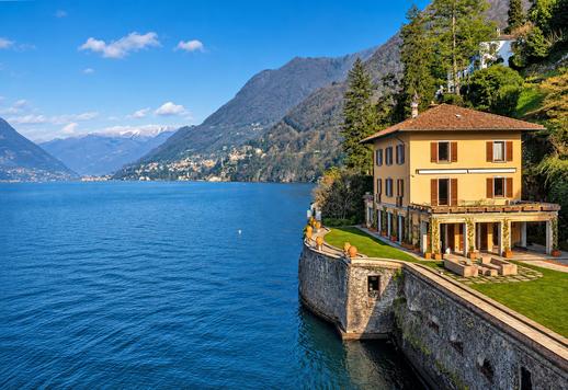 Dimora di rappresentanza con accesso diretto al primo bacino del Lario e 8.000 mq di parco Image 1