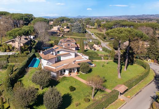 Элегантная резиденция 500 м² на территории 2000 м², с большими панорамными террасами, бассейном и службой охраны Image 1